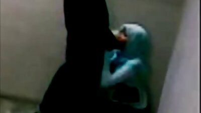 Shemale amatoare călărește un vibrator mare de aspirație