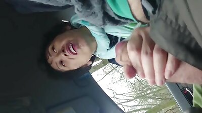 Fată fierbinte pe cearșafuri dungate a fost dracută adânc, făcând-o să geme și să sufle