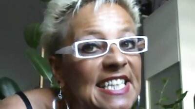 Vicky este excitată și dorește să se bucure și să facă câteva comentarii excitate, te rog