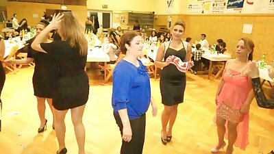 O blondă drăguță face lucruri obraznice pe plajă