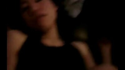 Lynn pozează pentru tine în bunica nudă care se masturbează cu o jucărie sexuală