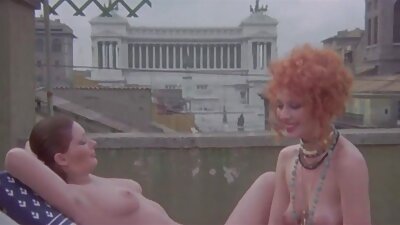 Soție dolofană care pozează în haine bdsm care dezvăluie un corp curbat