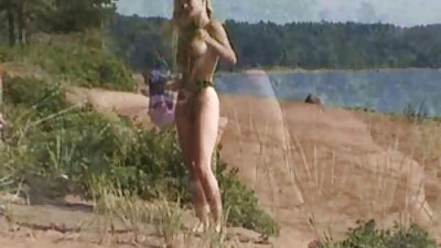 Soție blondă sexy cu un bărbat mai în vârstă dolofan pe malul râului, gol oral